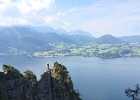 Bergtour Traunstein Cordula Daniel IMG 8229 16-09-03  Schon nach kurzer Wanderzeit kann man herrliche Aussicht auf den Traunsee geniessen. Die Zufahrtsstraße und die paar Häuser am Ostufer sind schon ganz klein.